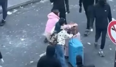 Παρίσι: Η στιγμή που δύο τουρίστριες με βαλίτσες στα χέρια προσπαθούν να ξεφύγουν από τα δακρυγόνα