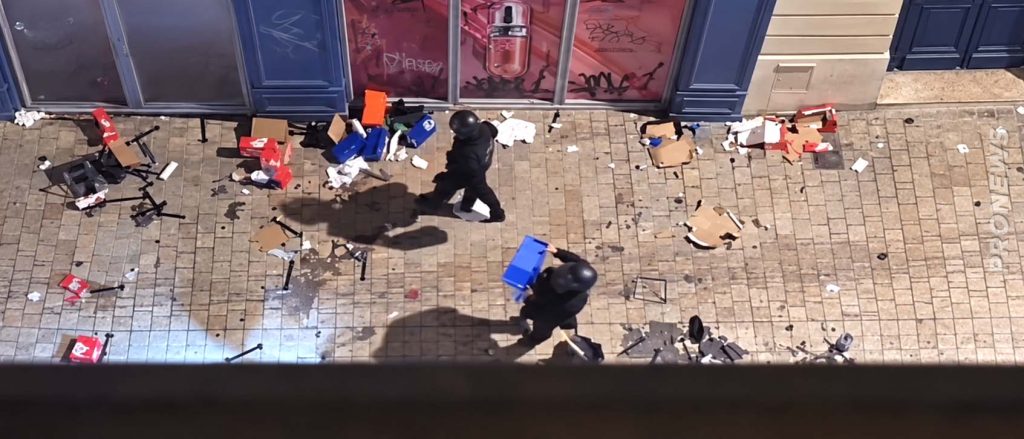 Βίντεο: Αστυνομικοί στην Γαλλία λεηλατούν εμπορικά καταστήματα!