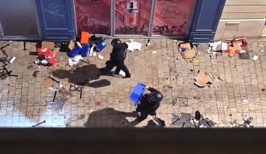 Βίντεο: Αστυνομικοί στην Γαλλία λεηλατούν εμπορικά καταστήματα!