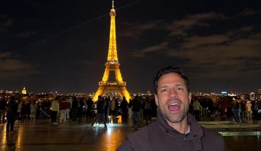 Το Παρίσι φλέγεται και ο Κ.Αργυρός προμοτάρει το νέο του τραγούδι στον Πύργο του Άιφελ (βίντεο)