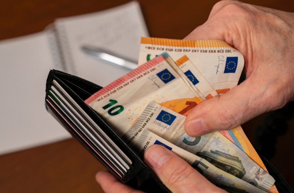 Η ΑΑΔΕ στέλνει «ραβασάκια» σε 55.000 φορολογούμενους για τα αδήλωτα αναδρομικά