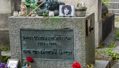 Τζιμ Μόρισον: Τι σημαίνει η ελληνική φράση «Κατά τον δαίμονα εαυτού» στον τάφο του στο Παρίσι