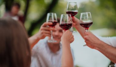 Τι πίνουν όσοι ξεπερνούν τα 100 χρόνια ζωής – Τα τρία ροφήματα των «γαλάζιων ζωνών»