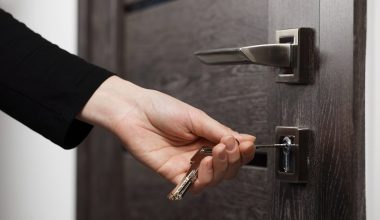 Γιατί ξεχνάμε αν κλειδώσαμε την πόρτα φεύγοντας από το σπίτι; – Τι συμβαίνει στον εγκέφαλο