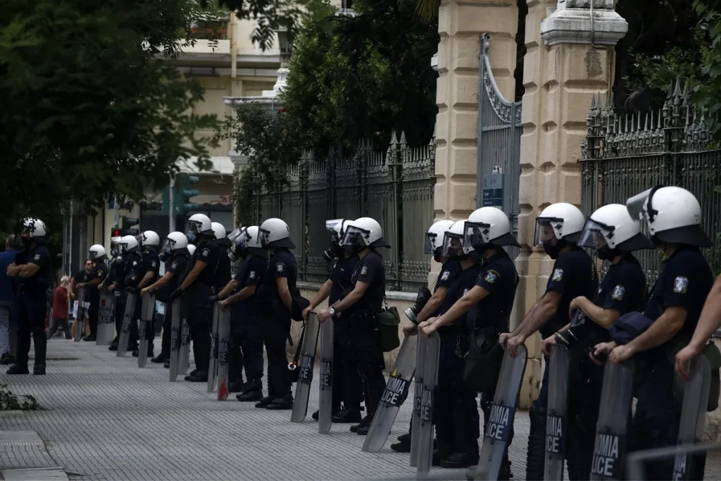 «Επί ποδός» η ΕΛ.ΑΣ. μετά τα επεισόδια σε πόλεις της Ευρώπης: Το κρίσιμο διήμερο στη χώρα μας