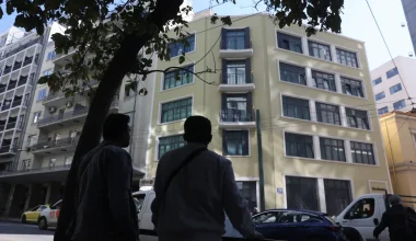 Ομόνοια: Νεκρός ο άνδρας που έπεσε από τον 4ο όροφο ξενοδοχείου – Φώναζε βοήθεια (upd)