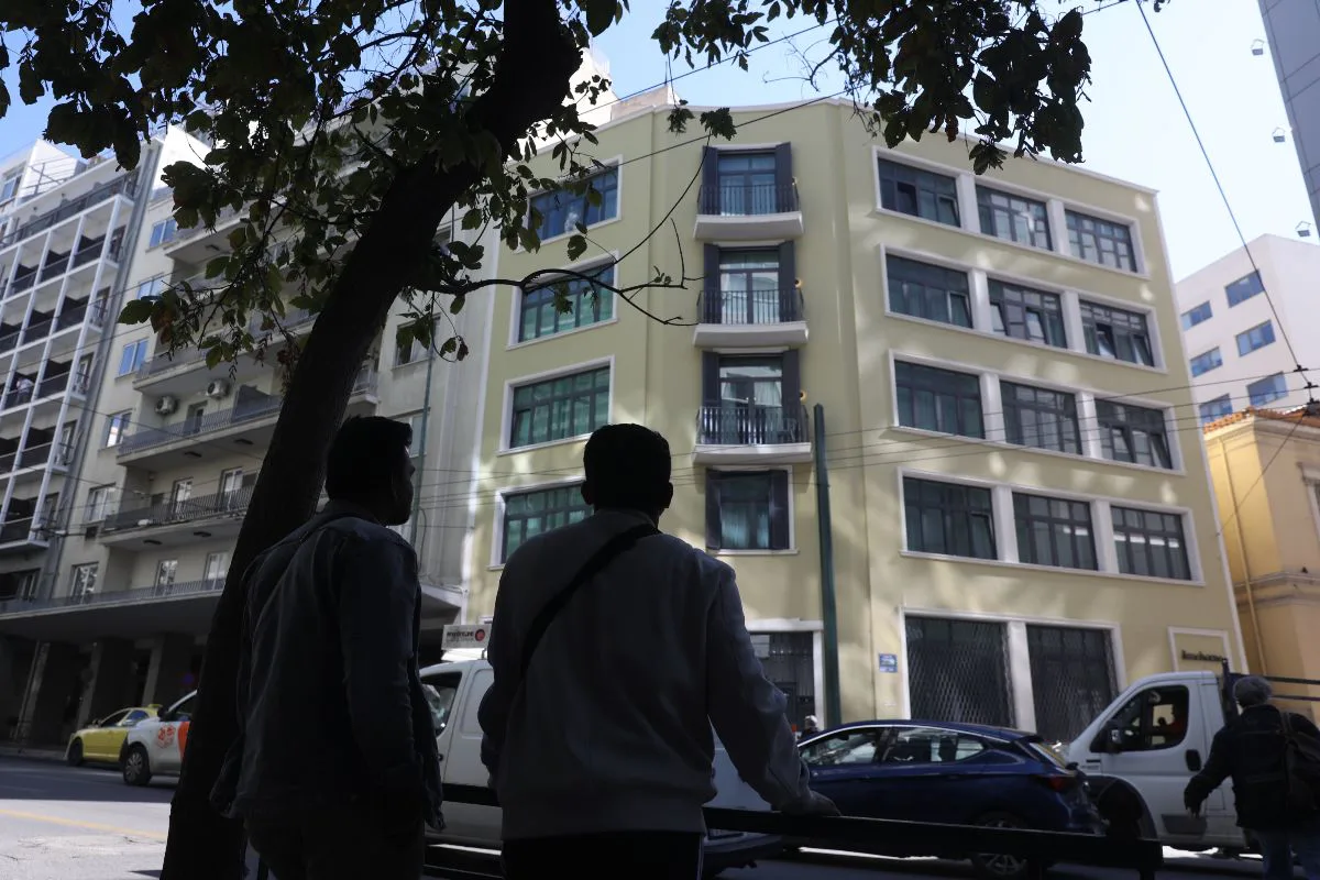 Ομόνοια: Νεκρός ο άνδρας που έπεσε από τον 4ο όροφο ξενοδοχείου – Φώναζε βοήθεια (upd)