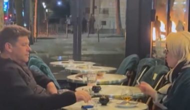 Ζευγάρι απολάμβανε… ανέμελο το κρασί του ενώ γίνονταν οδομαχίες στο Παρίσι: Δείτε το viral βίντεο