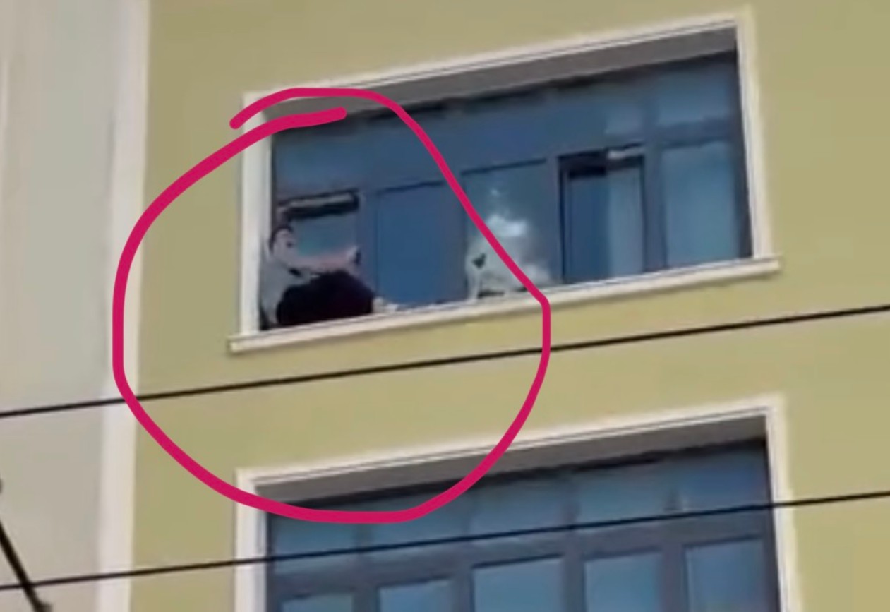Σοκαριστικό βίντεο: H στιγμή που ο άνδρας πέφτει από τον 4ο όροφο ξενοδοχείου στην Ομόνοια – «Help!»