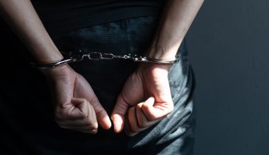 Αρτέμιδα: Μεθυσμένος οδηγός έπεσε πάνω σε δύο αυτοκίνητα και απείλησε αστυνομικούς με μαχαίρι
