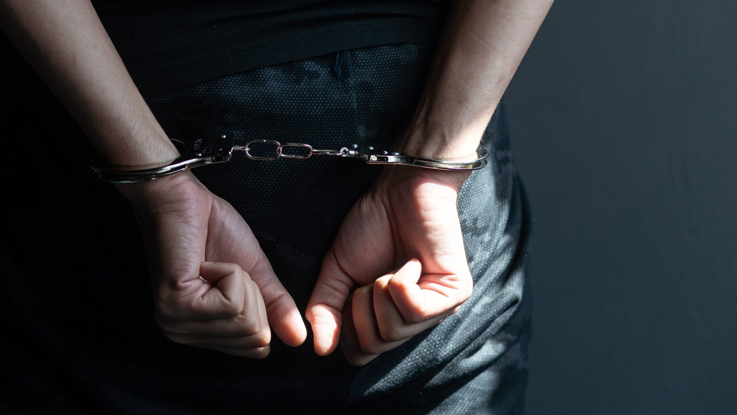 Αρτέμιδα: Μεθυσμένος οδηγός έπεσε πάνω σε δύο αυτοκίνητα και απείλησε αστυνομικούς με μαχαίρι