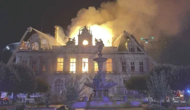 Γαλλία: Στάχτη το ιστορικό δημαρχείο της Λιμόζ – Κατέρρευσε το καμπαναριό των 43 μέτρων (βίντεο)