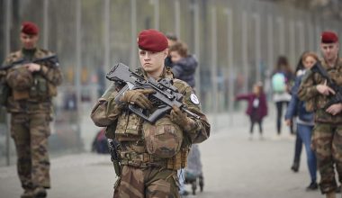 Ο Μακρόν κατεβάζει τον στρατό στους δρόμους: Επιστρατεύεται η δύναμη Sentinelle