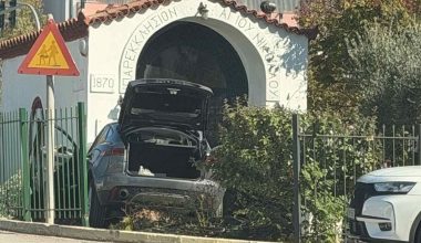Τροχαίο ατύχημα στη Γλυφάδα: ΙΧ βγήκε εκτός ελέγχου και «καρφώθηκε» στον προαύλιο χώρο εκκλησίας