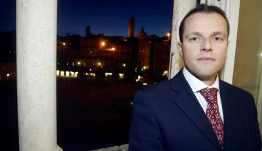 Ιταλία: Κρέμασαν τραπεζικό στέλεχος από το παράθυρο για να τον τρομάξουν και έπεσε στο κενό