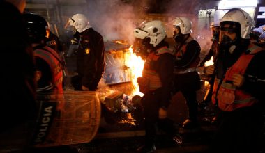 Αλβανία: Άγρια επεισόδια στα Τίρανα με μολότοφ και φλεγόμενα οδοφράγματα – 210 προσαγωγές