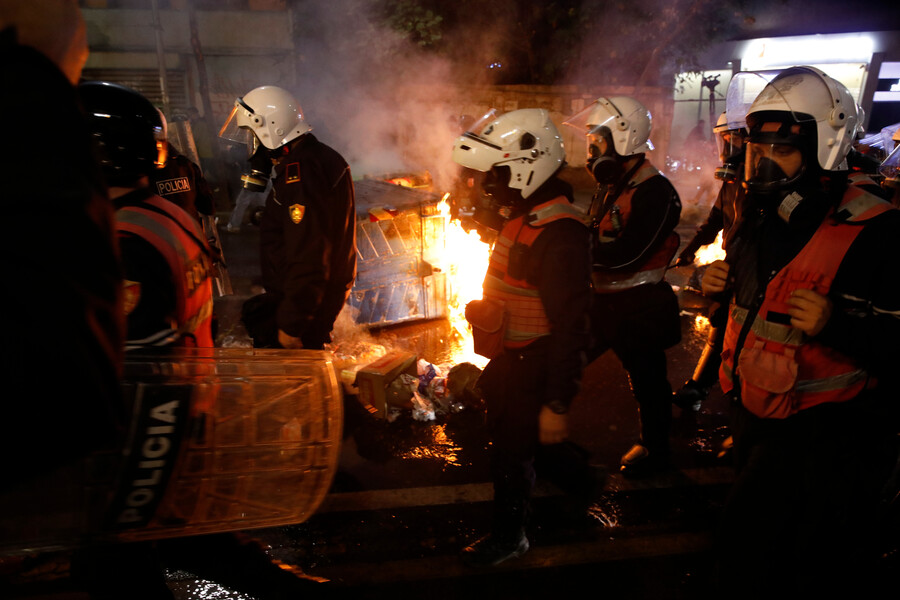 Αλβανία: Άγρια επεισόδια στα Τίρανα με μολότοφ και φλεγόμενα οδοφράγματα – 210 προσαγωγές