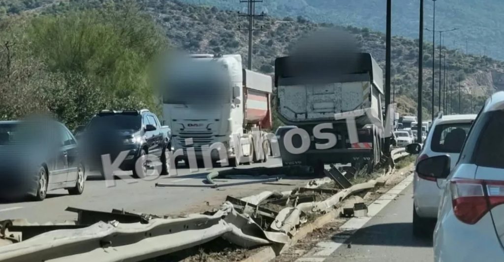 Φορτηγό στον Ασπρόπυργο πήρε παραμάζωμα τις προστατευτικές μπάρες και κατέληξε στο αντίθετο ρεύμα