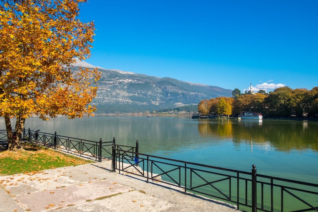 3+1 λίμνες στην Ελλάδα που αξίζει να επισκεφθείτε αυτό το φθινόπωρο (φωτο)