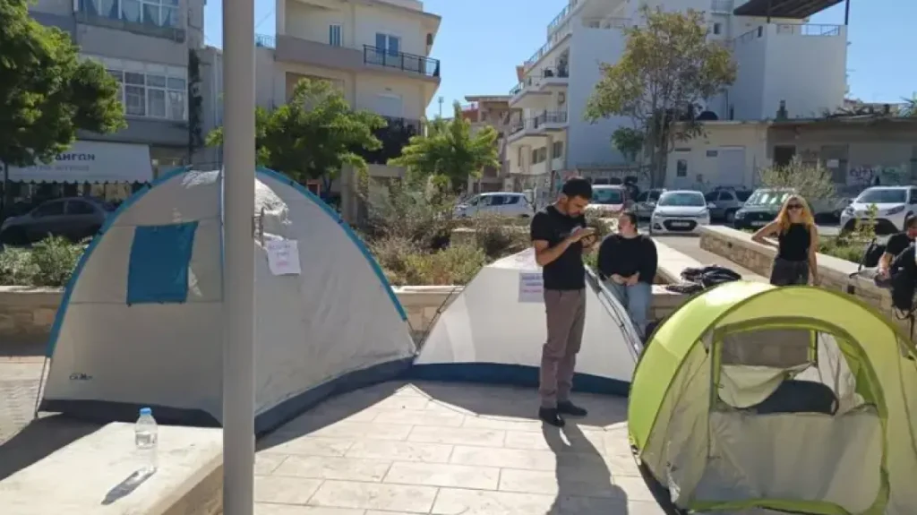 Ηράκλειο: Φοιτητές έστησαν σκηνές έξω από την περιφέρεια Κρήτης – Διαμαρτύρονται για τα ενοίκια