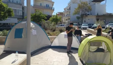 Ηράκλειο: Φοιτητές έστησαν σκηνές έξω από την περιφέρεια Κρήτης – Διαμαρτύρονται για τα ενοίκια