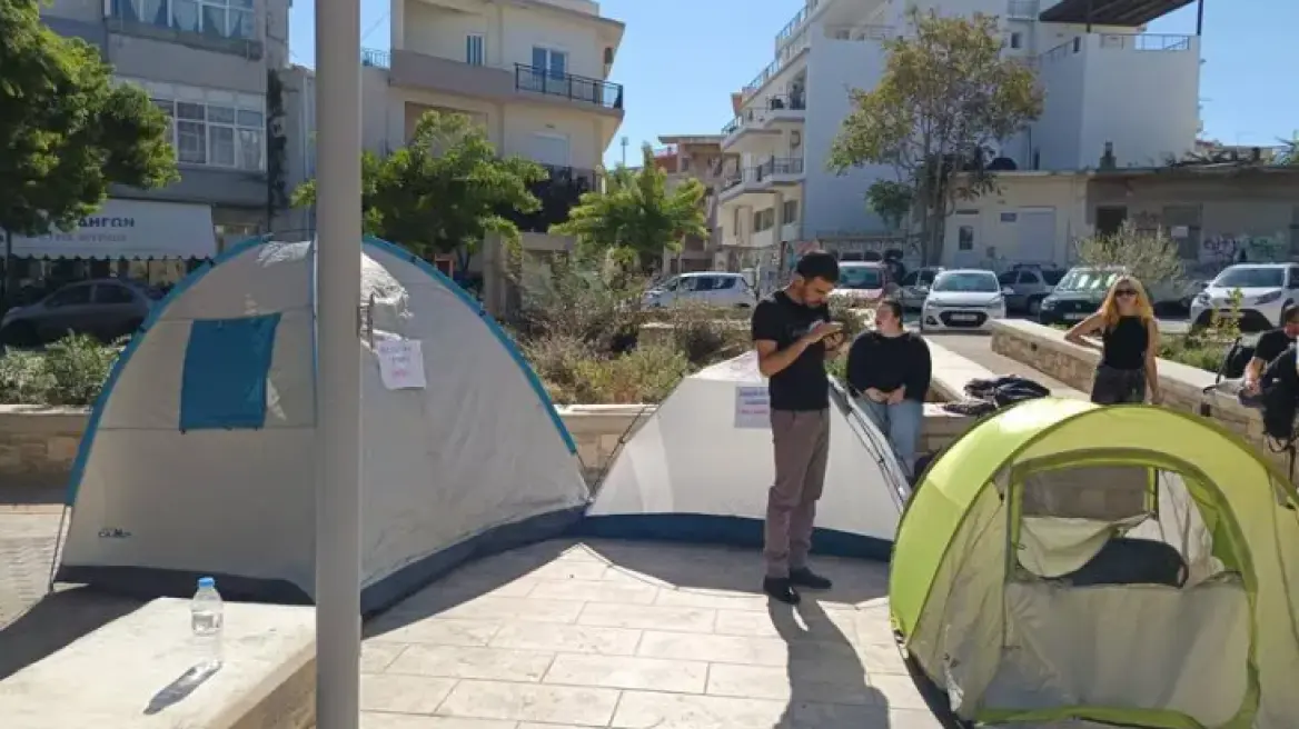 Ηράκλειο: Φοιτητές έστησαν σκηνές έξω από την περιφέρεια Κρήτης – Διαμαρτύρονται για τα ενοίκια