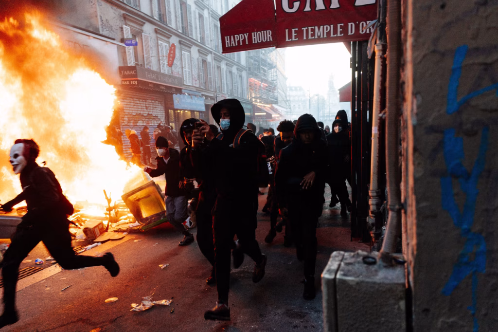 Σάλος με τον άγριο ξυλοδαρμό άοπλου αστυνομικού στη Γαλλία από Αφροασιάτες «διαδηλωτές» (βίντεο)