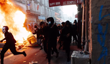 Σάλος με τον άγριο ξυλοδαρμό άοπλου αστυνομικού στη Γαλλία από Αφροασιάτες «διαδηλωτές» (βίντεο)