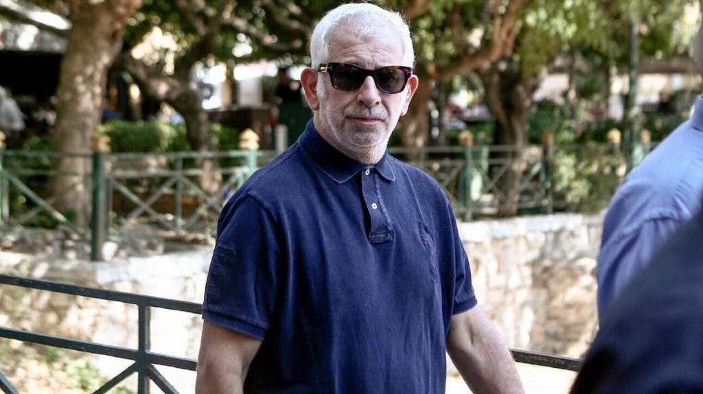 Ξέσπασε σε κλάματα η καταγγέλλουσα του Πέτρου Φιλιππίδη: «Μου χάϊδευε τα μαλλιά – Ήμουν σε σοκ»
