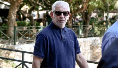 Ξέσπασε σε κλάματα η καταγγέλλουσα του Πέτρου Φιλιππίδη: «Μου χάϊδευε τα μαλλιά – Ήμουν σε σοκ»
