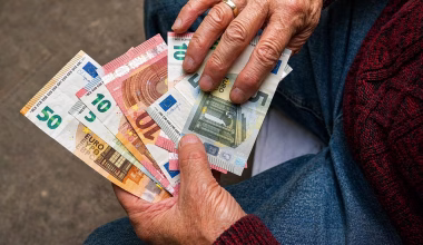 Επίδομα 400 ευρώ σε συνταξιούχους: Πότε θα γίνει η πληρωμή και ποιοι μένουν εκτός