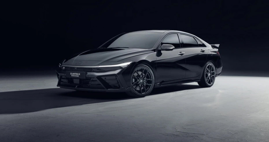 Το Hyundai Elantra N νιώθει άνετα στο σκοτάδι