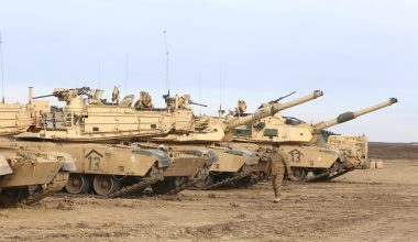 Σπάνιες εικόνες: Δείτε πώς «νεκρώνονται» τα πανάκριβα αμερικανικά άρματα μάχης στην Υεμένη (βίντεο)