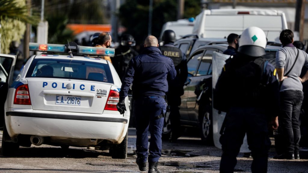 Κολωνός: Βαλίτσα με εκρηκτικά εξερράγη σε διαμέρισμα – Τραυματίστηκαν πολίτες και δύο αστυνομικοί