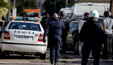 Κολωνός: Βαλίτσα με εκρηκτικά εξερράγη σε διαμέρισμα – Τραυματίστηκαν πολίτες και δύο αστυνομικοί