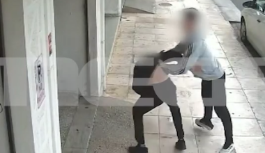 Καλαμάτα: Βίντεο με τον άγριο ξυλοδαρμό 17χρονου από συμμαθητή του – «Θα μου σκότωνε το παιδί»
