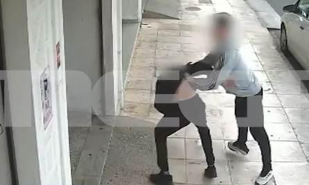 Καλαμάτα: Βίντεο με τον άγριο ξυλοδαρμό 17χρονου από συμμαθητή του – «Θα μου σκότωνε το παιδί»