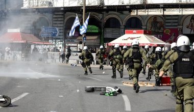 Συμπλοκή διαδηλωτών με τα ΜΑΤ στην Ομόνοια: Τους πέταξαν πέτρες, μολότοφ και μπουκάλια (βίντεο)