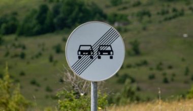 Η πινακίδα που μπερδεύει τους περισσότερους οδηγούς: Πρόστιμο έως 700 ευρώ για παράνομη προσπέραση