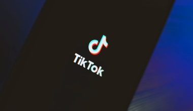 Ένας στους δύο νέους της Gen Z εμφανίζει συμπτώματα εθισμού στο TikTok – Τι έδειξε ελληνική μελέτη
