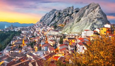 Pietrapertosa: Το ιταλικό χωριό που μοιάζει να ξεπροβάλλει μέσα από τους βράχους των Δολομιτών