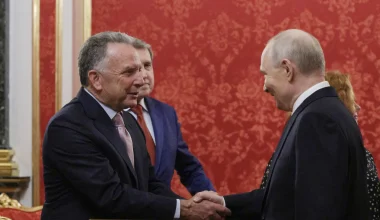 Η «θερμή» χειραψία Πούτιν-Γουίτκοφ και η «αινιγματική» φράση του Ρώσου προέδρου (βίντεο)