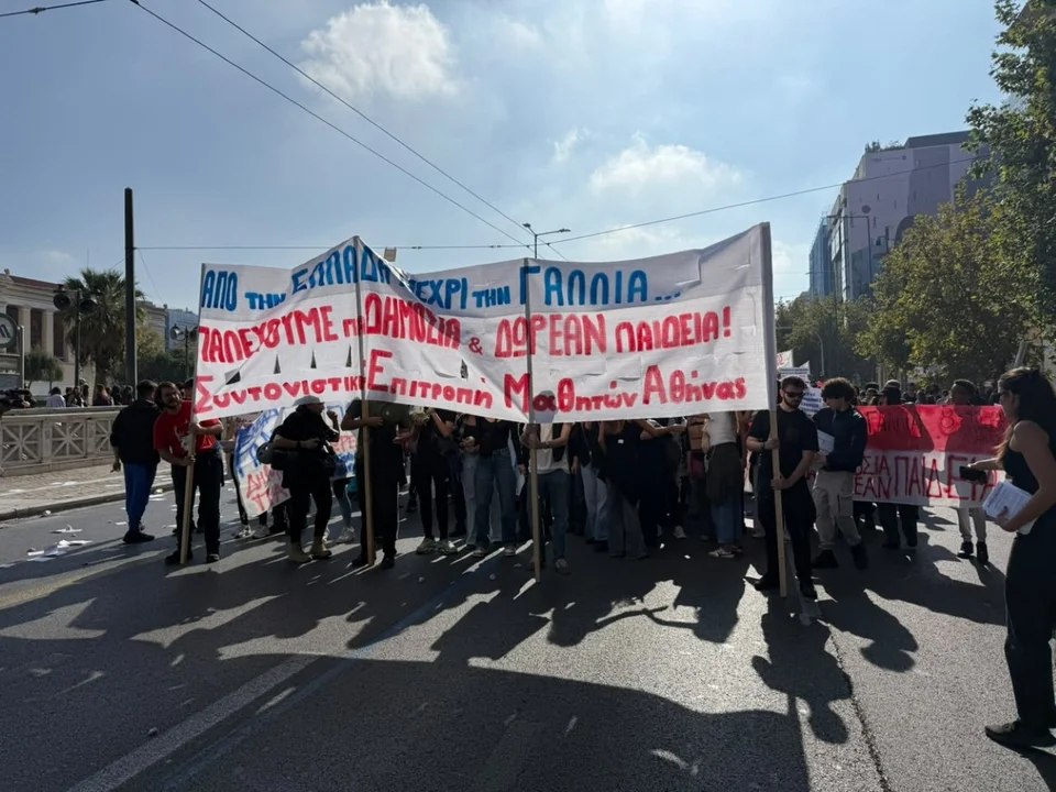 Σε εξέλιξη το πανεκπαιδευτικό συλλαλητήριο στην Αθήνα: Με πανό & μπαλόνια μαθητές και εκπαιδευτικοί