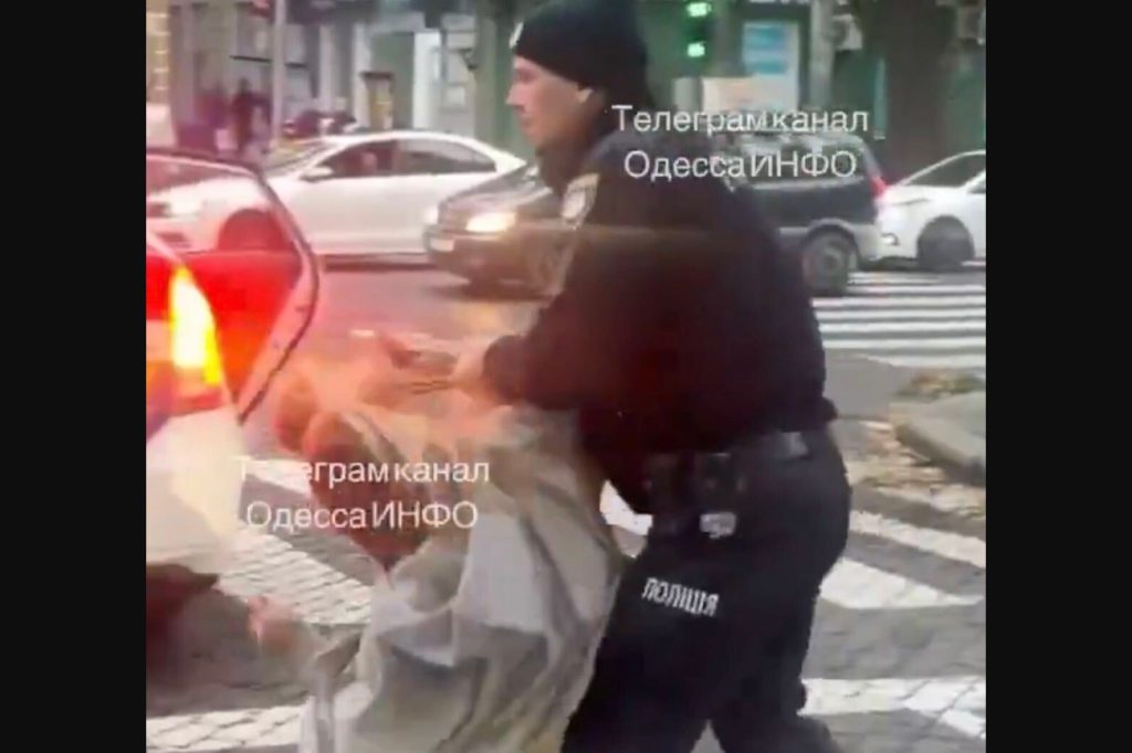 Βίντεο: Σάλος με αστυνομικό που χτύπησε εντυπωσιακή Ουκρανή