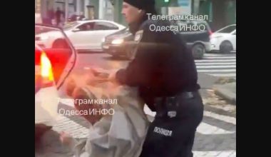 Σάλος με αστυνομικό που χτύπησε εντυπωσιακή Ουκρανή: Τον κοιτούσαν σαστισμένοι οι πολίτες (βίντεο)