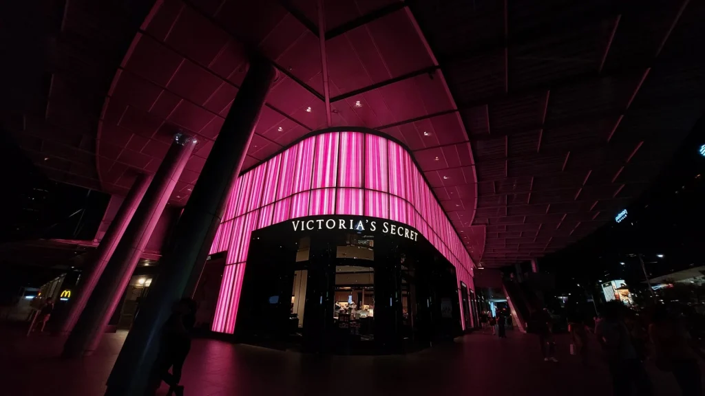 Victoria’s Secret: Ο άνθρωπος που δημιούργησε τον κολοσσό των εσωρούχων και η τραγική κατάληξή του