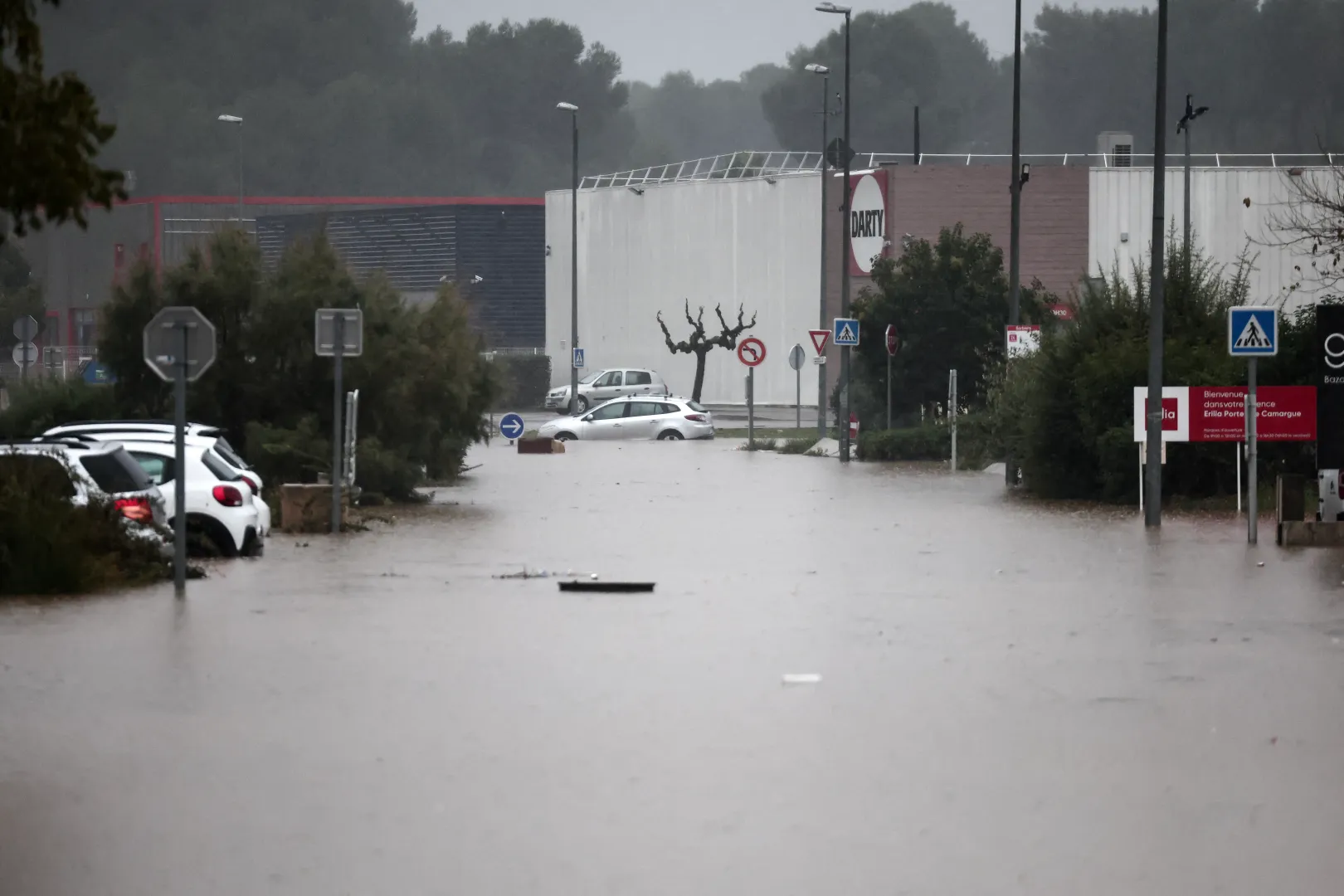 Τρεις νεκροί από τις πλημμύρες στη νότια Γαλλία – Χιλιάδες σπίτια χωρίς ρεύμα (βίντεο)
