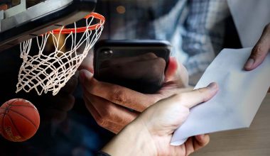 SMS «φωτιά» για τα στημένα: «Ποιους θέλεις να αποβάλω με πέντε φάουλ;»