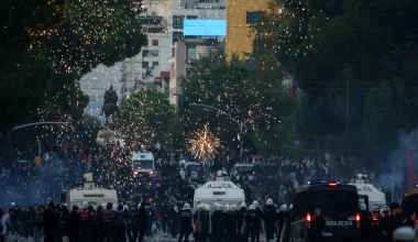 Αλβανία: Ένταση στις φοιτητικές διαδηλώσεις – Διαδηλωτής απομάκρυνε παλαιστινιακή σημαία (βίντεο)
