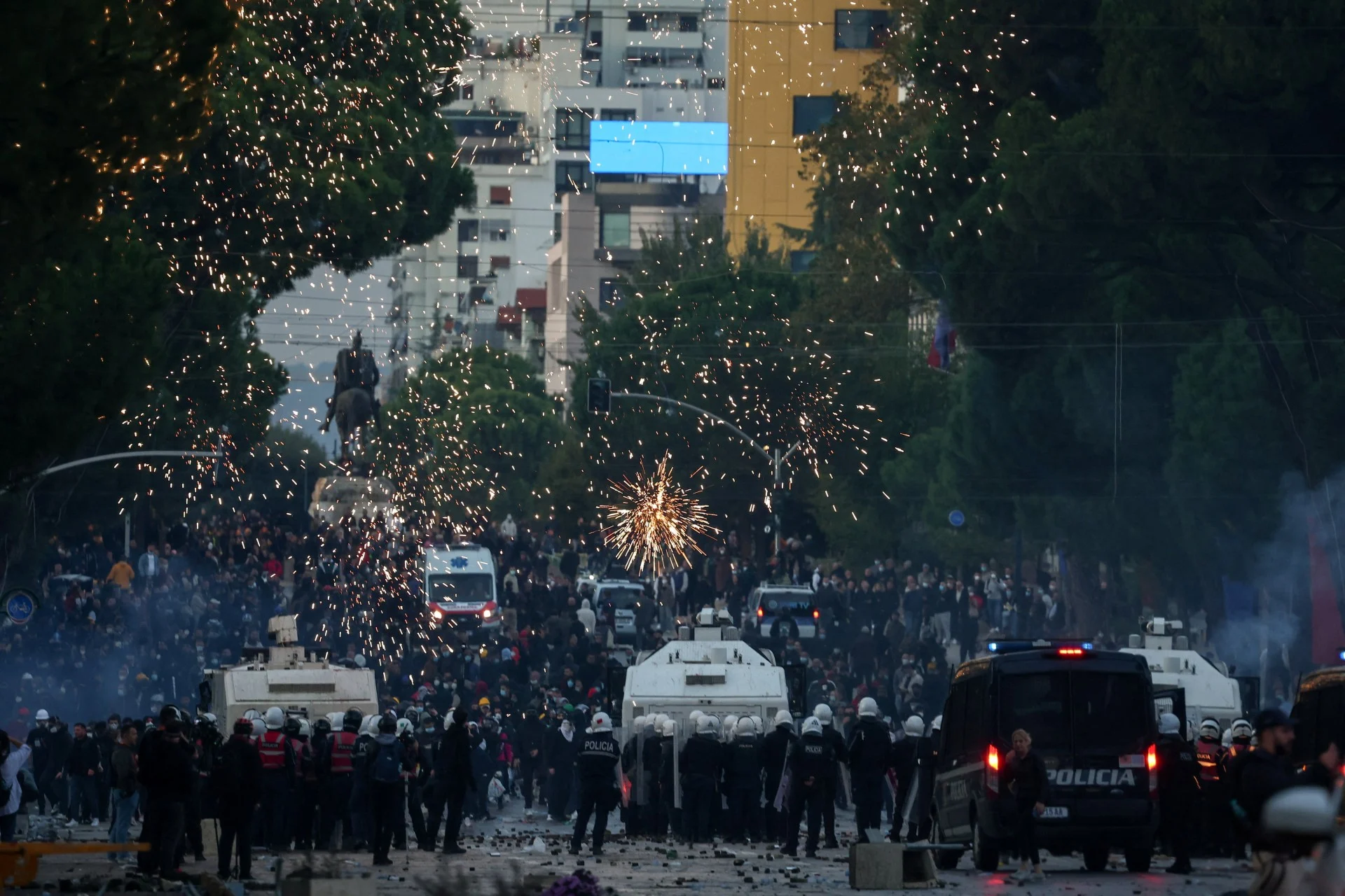 Αλβανία: Ένταση στις φοιτητικές διαδηλώσεις – Διαδηλωτής απομάκρυνε παλαιστινιακή σημαία (βίντεο)